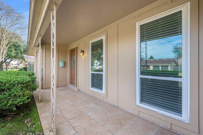 Building Photo - 9315 Val Verde St