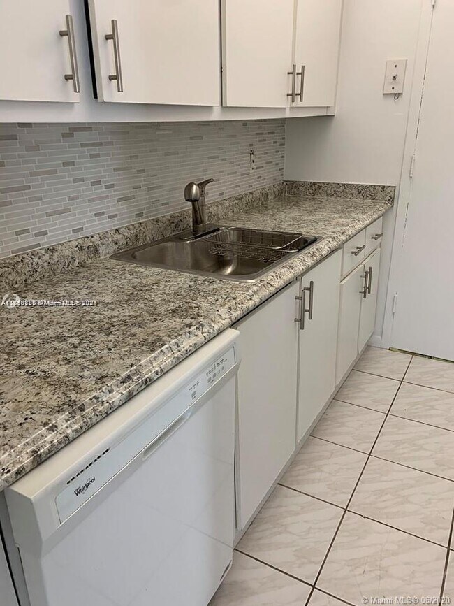 Foto del edificio - 2350 NE 135th St