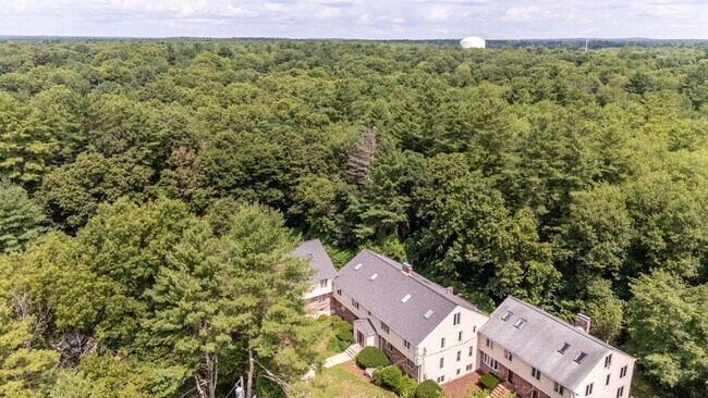 Foto del edificio - 46 Pinebrook Ln