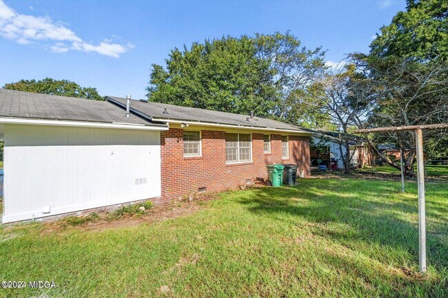 Building Photo - 4322 Fairfax Dr