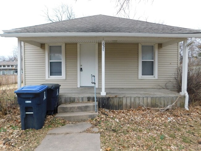 Building Photo - 2 bedroom/1 bath house located on a large ...