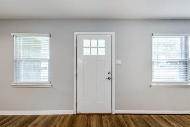 Building Photo - 2606 Roy Cir