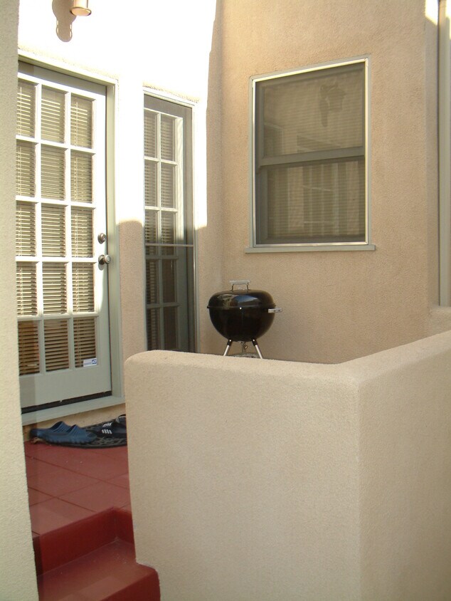 Building Photo - 1290 S Highland Ave