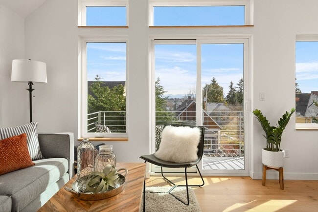 Building Photo - 2bd/1.75ba Seattle Townhouse