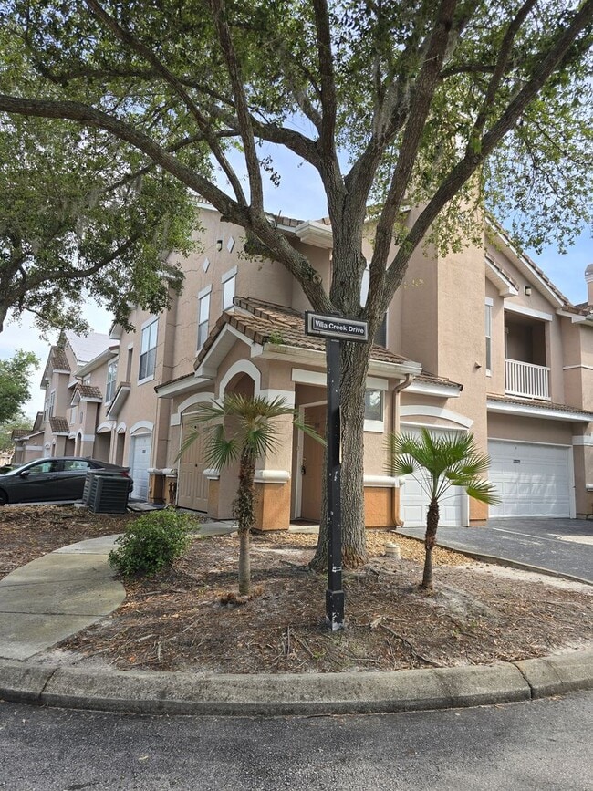 Building Photo - Beautiful 2-Bedroom Condo in the Heart of New Tampa