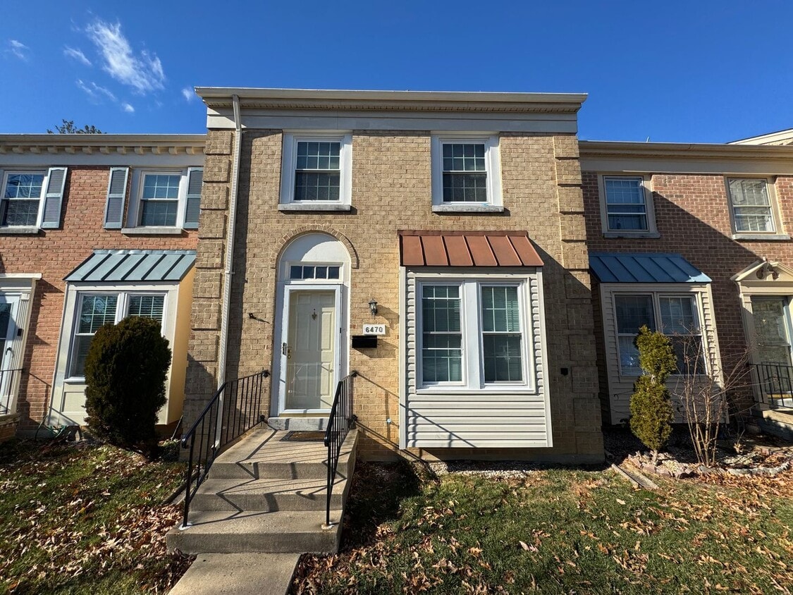 Beautiful 3 Bed 3 Bath Brick Townhome In Springfield Square - Beautiful 3 Bed 3 Bath Brick Townhome In Springfield Square