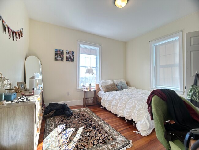 Foto del edificio - 107 Fisher Ave