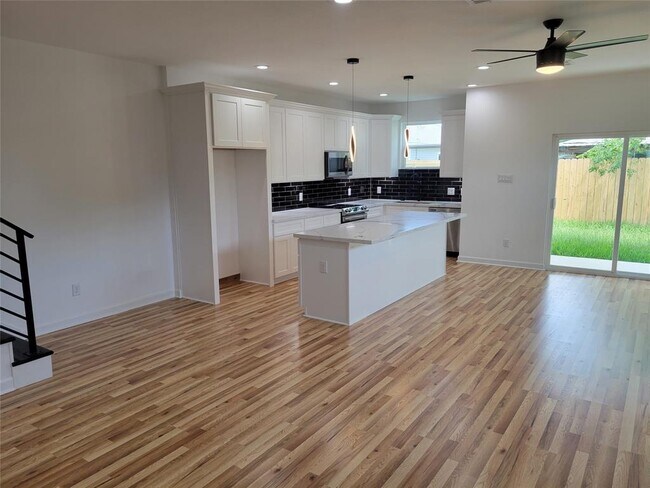Foto del edificio - 7330 Krueger Rd