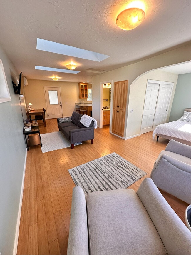 Foto del edificio - 1428 Crown Ave