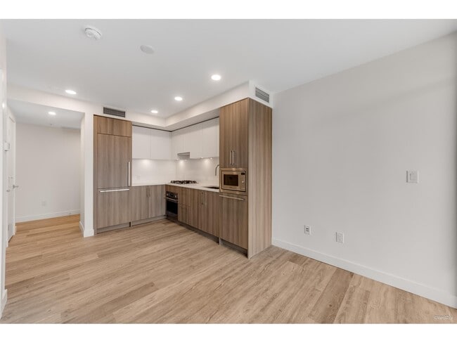 Photo du bâtiment - 9675-9675 King George Blvd