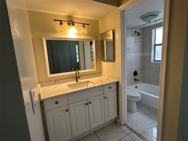 Building Photo - 9971 Twin Lakes Dr