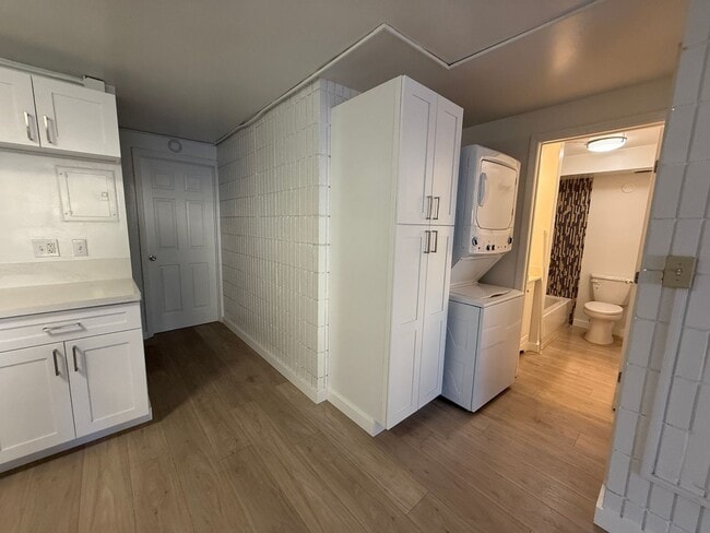 Foto del edificio - Sunset Lakeview 2 bedroom 1 bath with 1 assigned parking stall