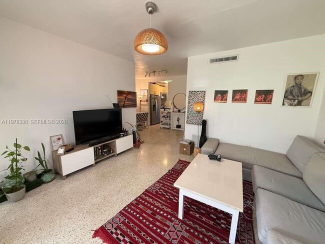 Foto del edificio - 8420 Byron Ave