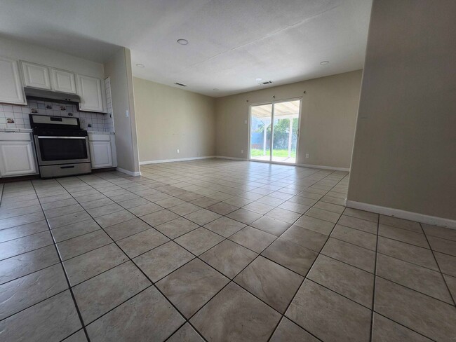 Foto del edificio - Charming 3-Bedroom Home in SW Visalia!