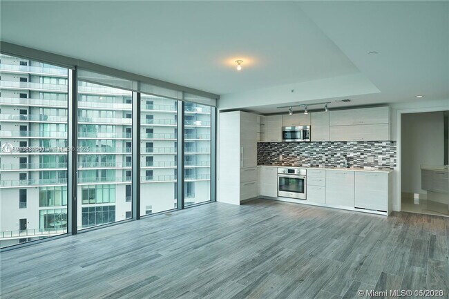 Foto del edificio - 650 NE 32nd St