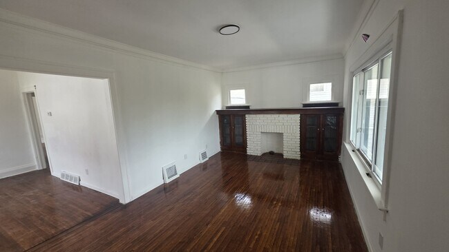 Foto del edificio - 3621 E 154th St