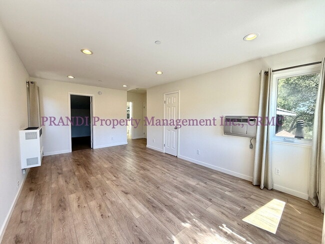 Building Photo - Top Floor Unit With Bonus Room in Gerstle ...