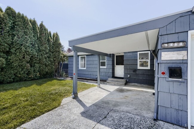 Building Photo - Recently Updated 3 Bed 2 Bath Seattle Home w/ Attached Garage!