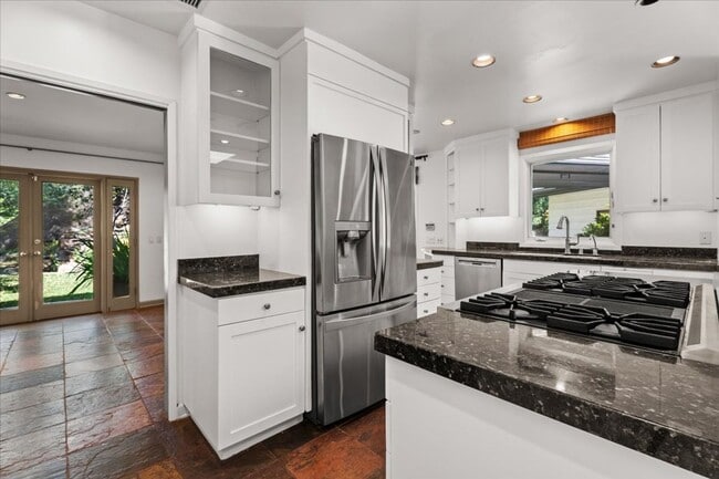 Foto del edificio - Private Hillside Retreat with Expansive Yard, Chef’s Kitchen, and Spa-Like Primary Suite