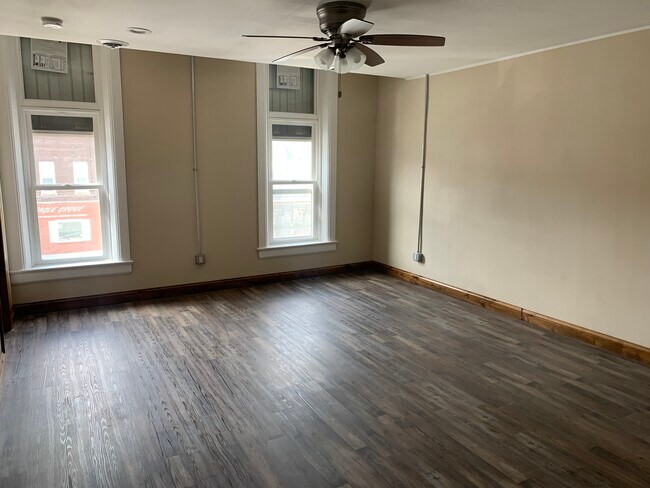 Foto del edificio - 213 W Broadway St