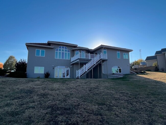 Building Photo - Beautiful Five-Bedroom, Three-Bathroom Home for Rent
