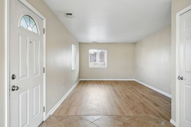 Building Photo - Updated Home in Sunnyside!