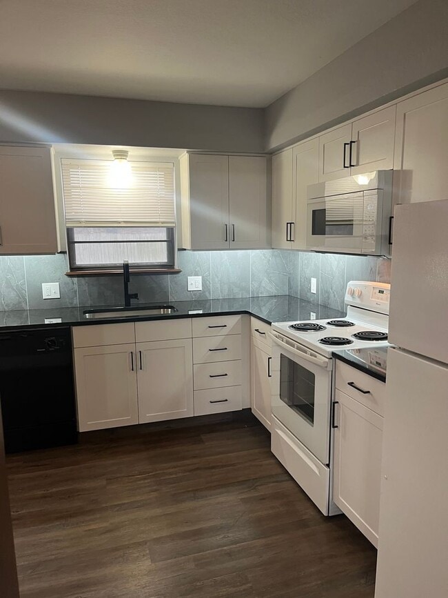 Building Photo - 5205 Parkwood Ave