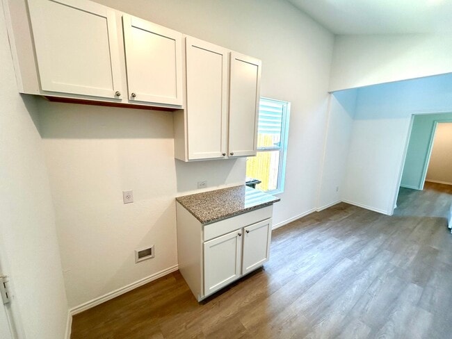 Building Photo - **APPLICATION RECEIVED** Available Now! 1 ...