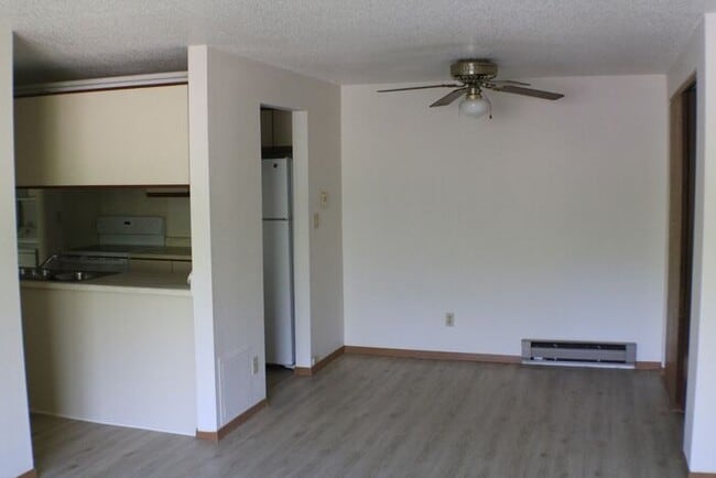 Building Photo - $950 | 2 Bedroom, 1 Bathroom Apartment | N...