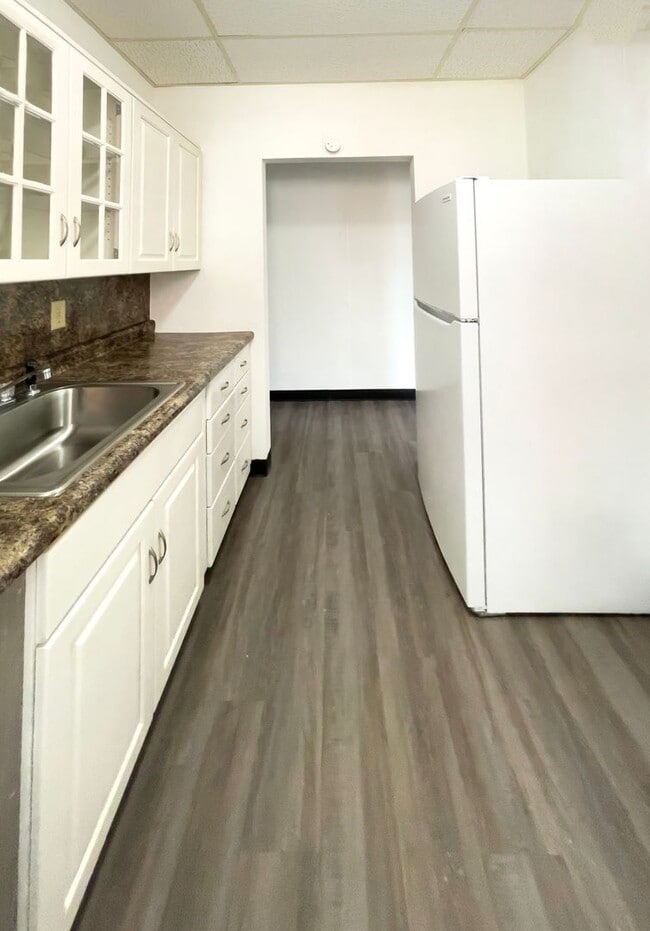 Building Photo - Charming 1-Bedroom Apartment Near Ball State!