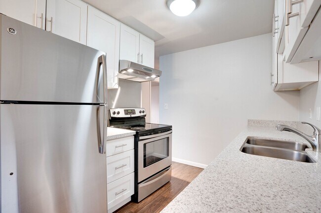 Building Photo - 1 Bed/1 Bath Condo w/ A/C on Echo Lake, Sh...