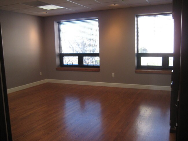 Building Photo - 423 Poyntz Ave