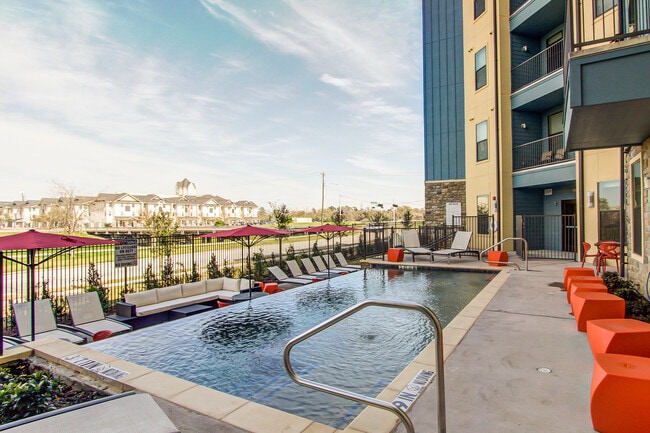 Building Photo - Mac 4460