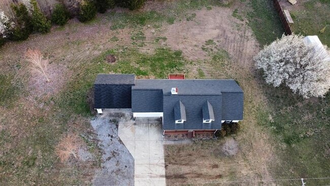 Building Photo - 211 Fall Creek Dr