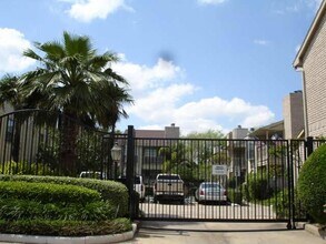 Building Photo - 7350 Kirby Dr