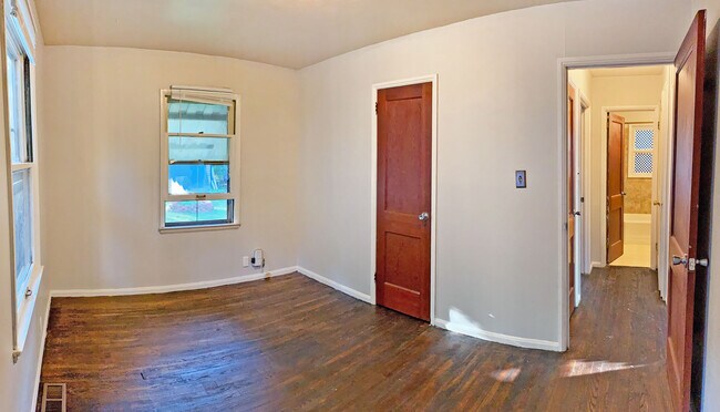 Bedroom - 334 S Oakland Ave