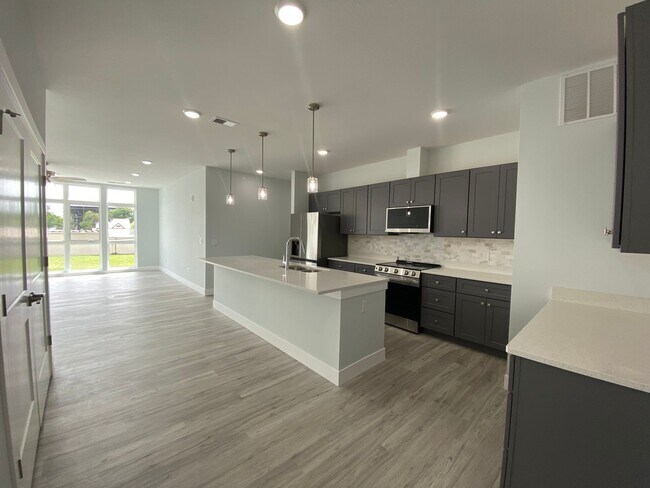 Foto del edificio - 132 E University Ave