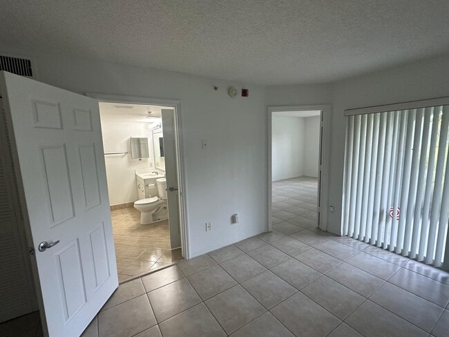 Foto del edificio - 9625 NW 1st Ct