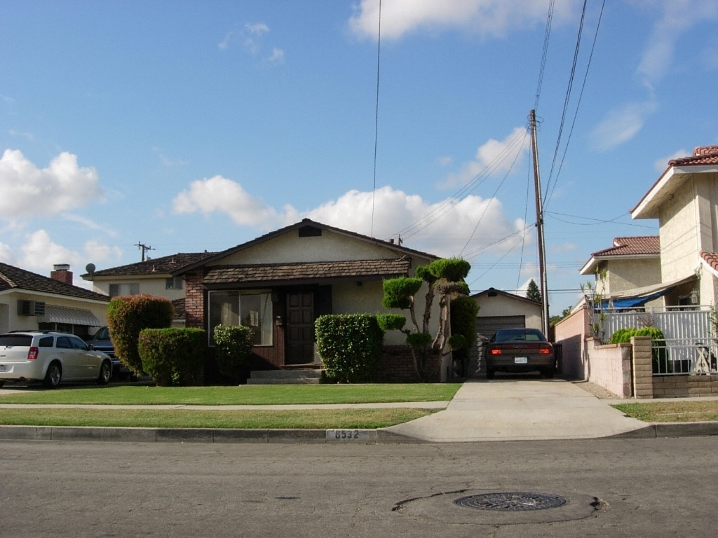 Building Photo - 8532 Fontana St