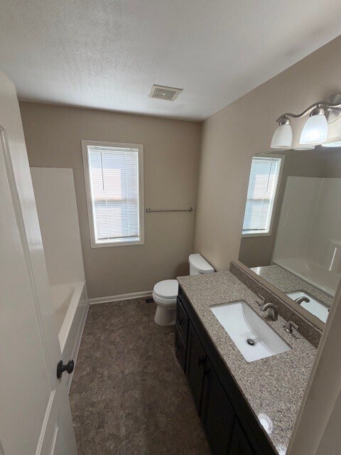 Baño completo en el pasillo - 322 N Prairie St