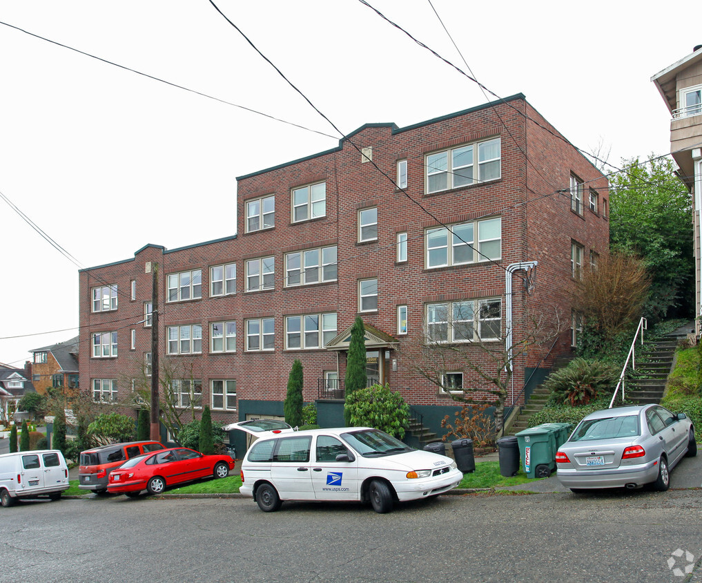 Primary Photo - Tudor Apartments