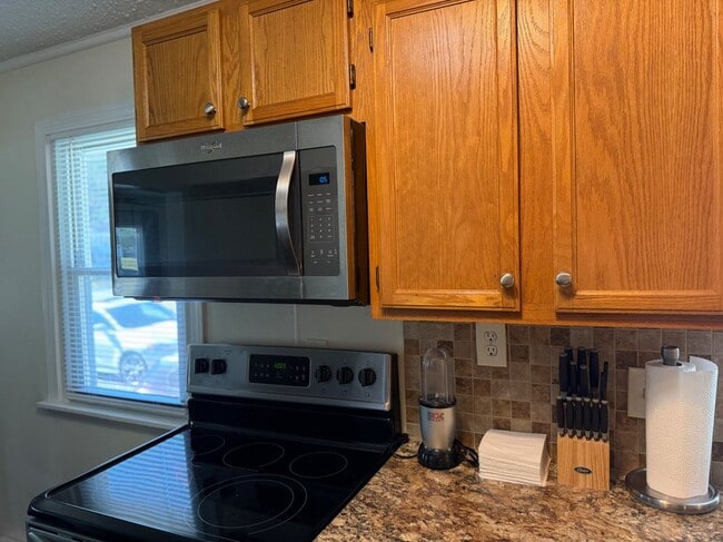 Building Photo - 707 Putnam Pike