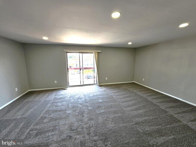 Building Photo - 3647 Glengyle Ave