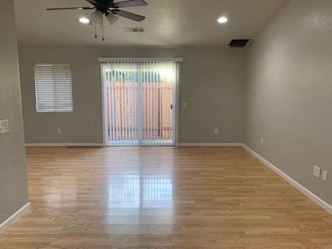 Building Photo - 131 Nanimo Ct