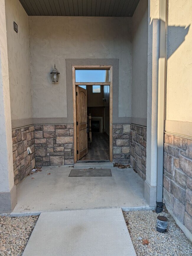 Building Photo - 1900 W Pheasant Run Dr