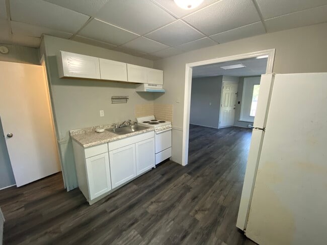 Building Photo - 627 Main St