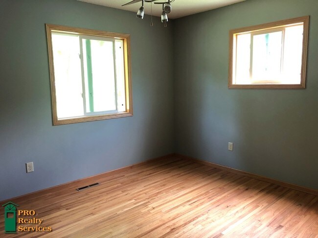 Building Photo - 3 Bedroom Home with Great 3 Season Porch