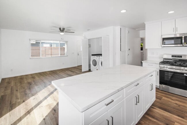 Building Photo - Updated IB Bungalow with Private Yard