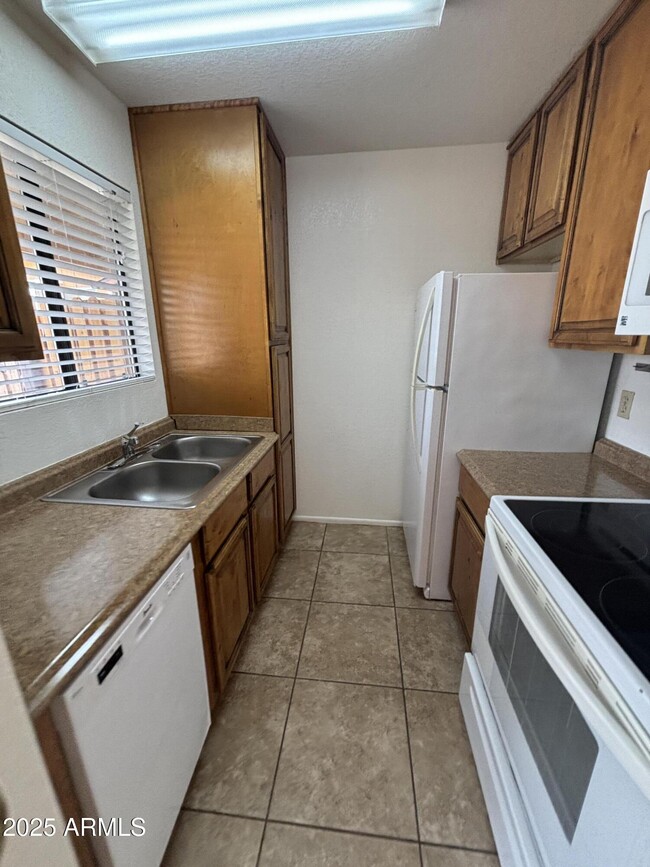 Foto del edificio - 840 S Main St