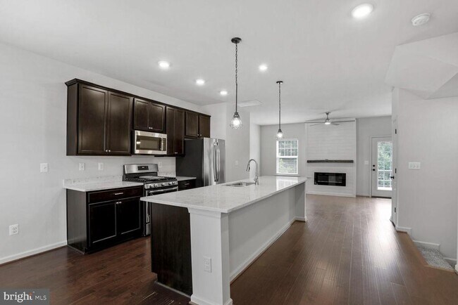 Foto del edificio - 2437 Drake Ln